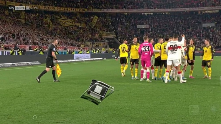 pp电子试玩-认为遭到挑衅！图片报：布兰特进球后斯图加特球迷往场内扔折叠椅